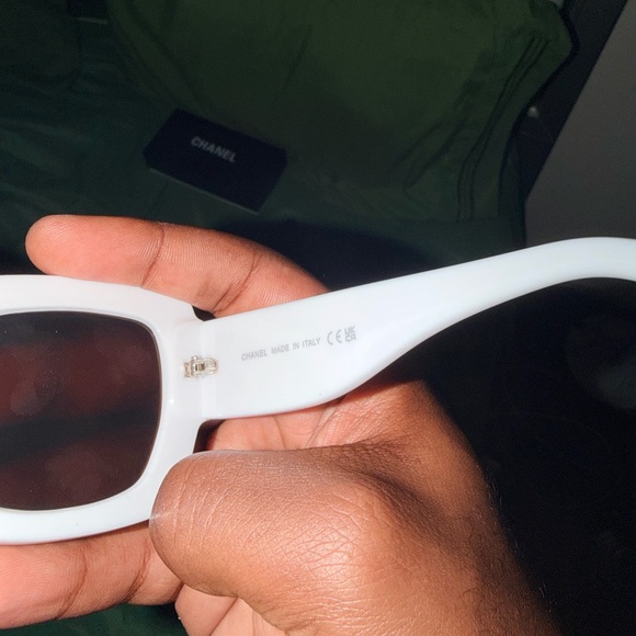 CHANEL Monochrome Sunglasses with Logo - Picture 5 of 7